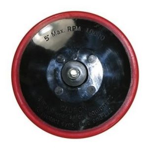Descripción: una SM Arnold Placa de soporte sujetador profesional para pulidoras rotativas – 5” roja y negra sobre un fondo blanco.