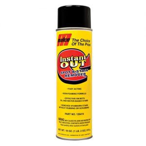 Una lata de Instant Out - Quitamanchas en aerosol sobre fondo blanco.