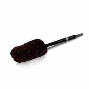Un cepillo negro y rojo con mango negro para POWER WOOLIE - Limpia Rines - 16".