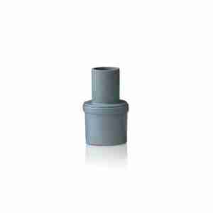 Un recipiente de plástico gris sobre una superficie blanca para Cople para Aspiradora - Manguera a Manita (1.25" - 1.25").