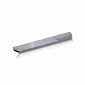 Un Esquinero para aspiradora Chico de metal brillante de 1,5" x 11" - GRIS colocado sobre una superficie blanca limpia.