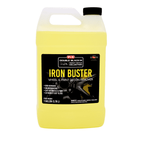 Un Iron Buster Descontaminante químico férrico no ácido en una botella de un galón sobre un fondo blanco.