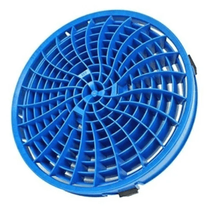 Tapa del ventilador VORTO Dirt Lock de plástico azul con diseño de rejilla circular.
